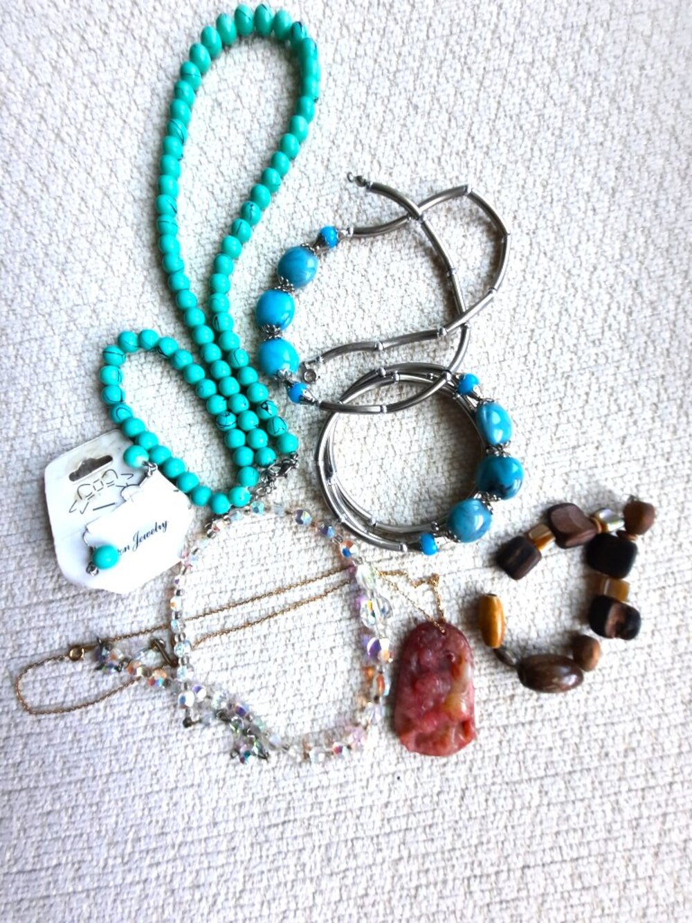 Lot of vintage costume jewelry incl. 4 necklaces, 3 bracelets